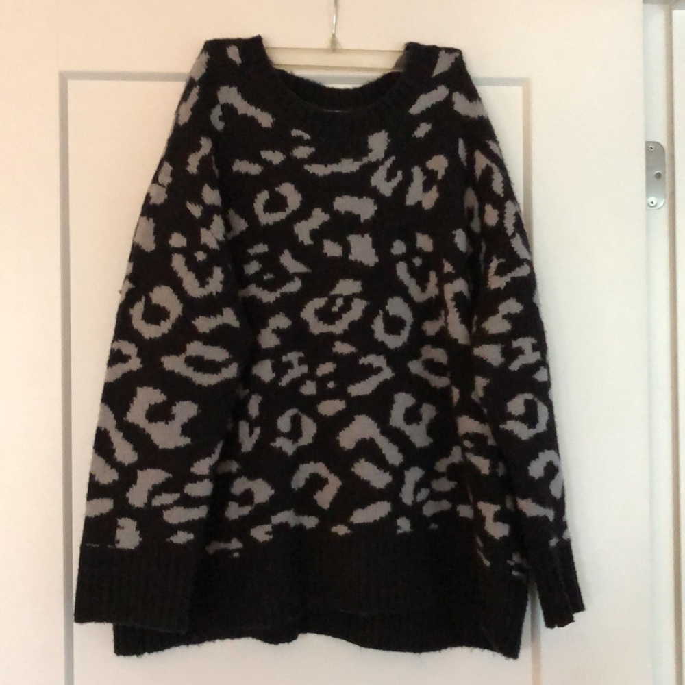 Workshop cheetah print comfy sweater great shape
